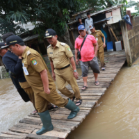 Diguyur Hujan Malam Hingga Pagi Hari, Sekira 500 Pemukiman Warga Pinang dan Cileduk Terendam Banjir
