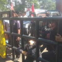 Tak Dapat Rumah Singgah, Warga Geruduk Pemkot Tangerang