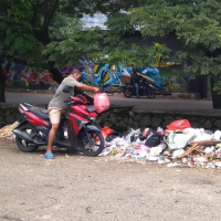 Aduh, Jalan Irigasi Sipon Jadi Arena Lempar Kantung Sampah