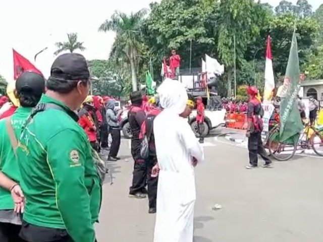 Massa Buruh Demo Tolak Kenaikan Harga BBM di Tangerang