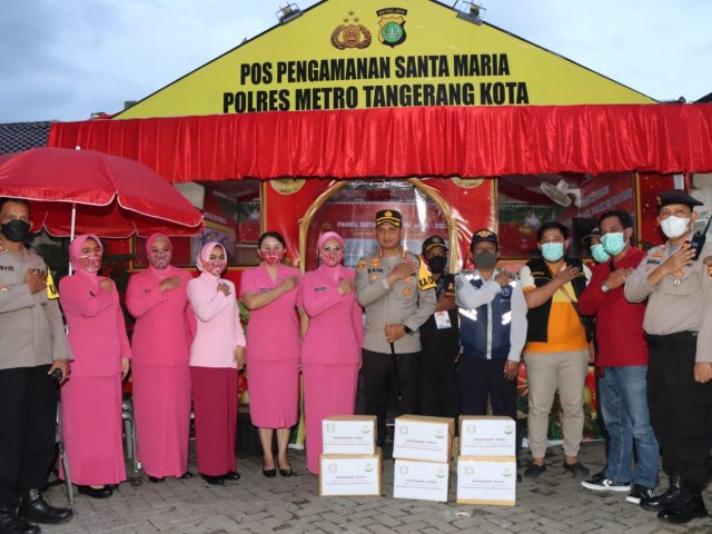 Didampingi Kapolrestro, Ketua Bhayangkari Cabang Metro Tangerang Kota Beri Bingkisan ke Petugas Pospam dan Posyan