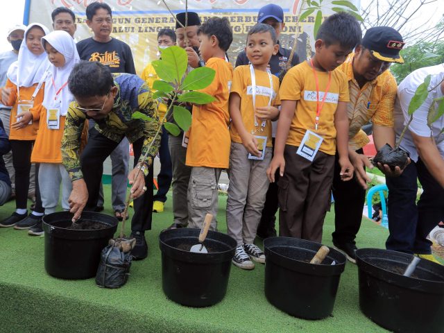 Pemuda Poris Plawad Indah Ajarkan Anak Peduli Lingkungan dengan Kids Summer Camp