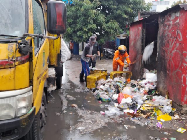 Meski Hujan, Petugas Kebersihan Kota Tangerang Tetap Sigap Sisir dan Angkut Sampah